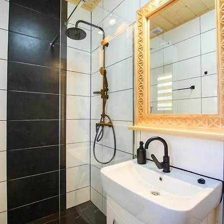 Na Brzyzku Z Jacuzzi I Widokiem شاليه