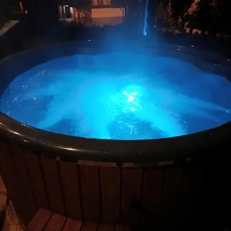 Na Brzyzku Z Jacuzzi I Widokiem Na Góry