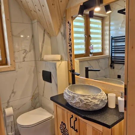 Na Brzyzku Z Jacuzzi I Widokiem Na Góry